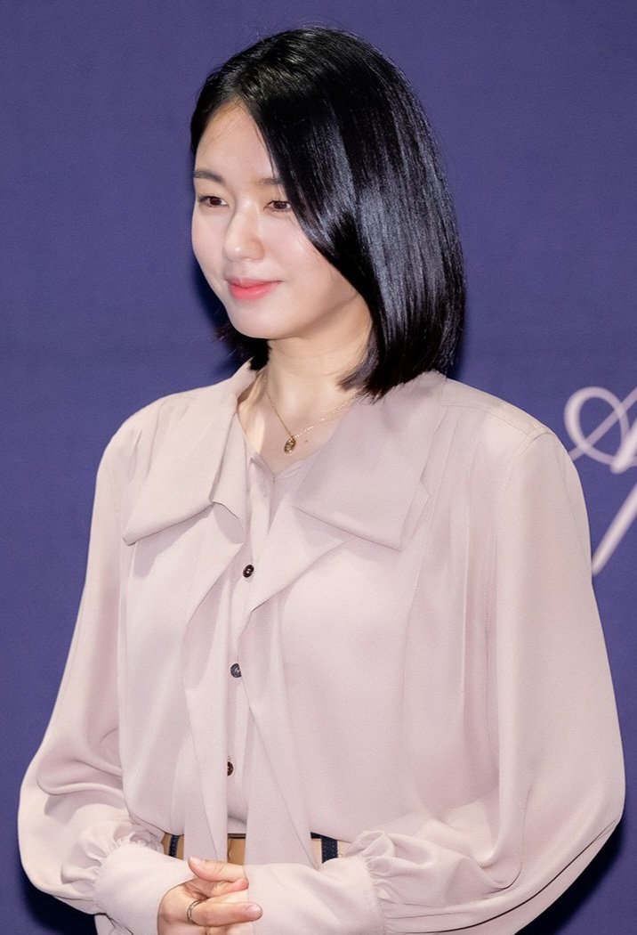 6620___'s tweet photo. His reply was calm and cool. "Never even doubted her for a second."

A bunch of 'ooohs' were heard across the room and Minha's face reddened, obviously touched with his statement.

When it was time to go home, Seok-hyeong quietly led Minha into an area far from the others. https://t.co/LEJeUtCKWq