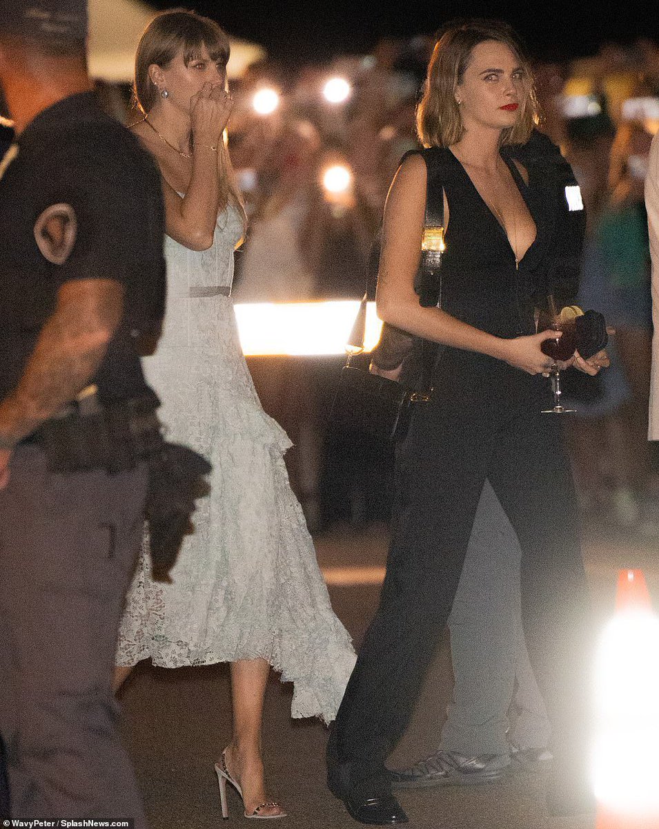 hourlyaff's tweet photo. female celebrities don’t even come out anymore they just become very close friends with cara delevingne https://t.co/YCMTKzpaSX