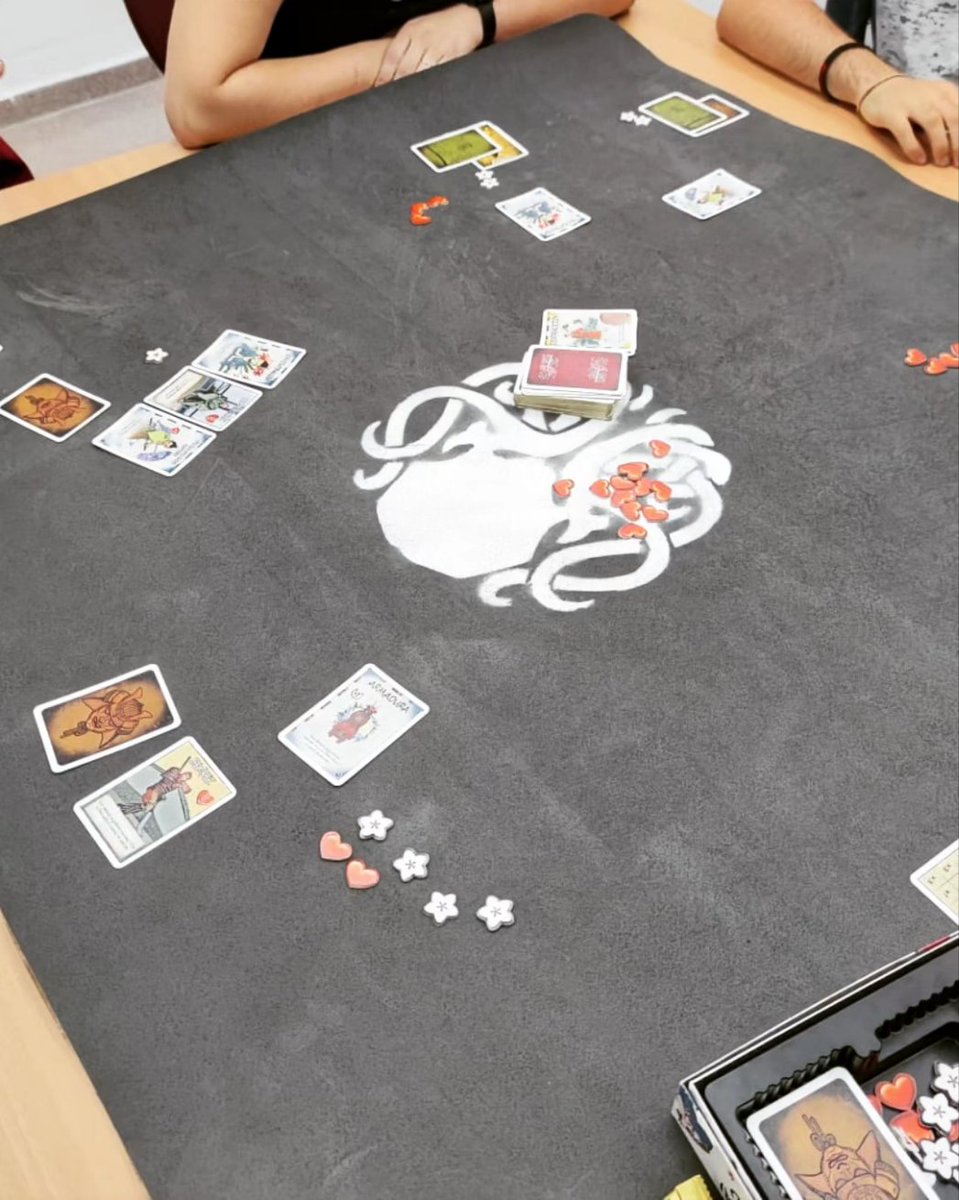 "És fàcil matar. El difícil és no fer-ho."
(Els set samuràis]
🎲 Avui juguem a: SAMURAI SWORD (<a href="/EdgeStudioEs/">Edge Studio España</a>)
👪 3 a 7 jugadors.
🧩 Gestió de cartes.
⏱️ 30 min.
🚀 A partir de 8 anys.
Pes. 1,76.
BGG. 1.910.

#PleDeRol #PleDeRolElMasnou #jocsderol #JocsdeTaula #juegosdemesa