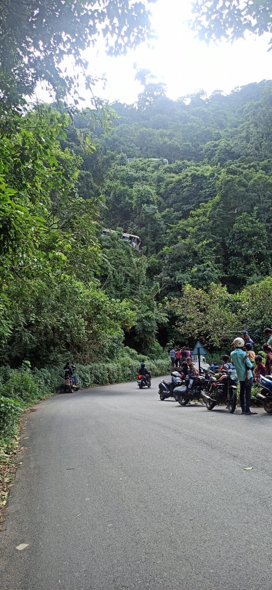 jsuryareddy's tweet image. Horrific, at least 2 persons were died and 30 others injured after a APSRTC bus in which they were travelling, fell into 50 feet deep gorge, with nearly 45 passengers, at ghat road in #Paderu of #Alluri Sitarama Raju dist.

#BusAccident #RoadAccident #RoadSafety #AndhraPradesh