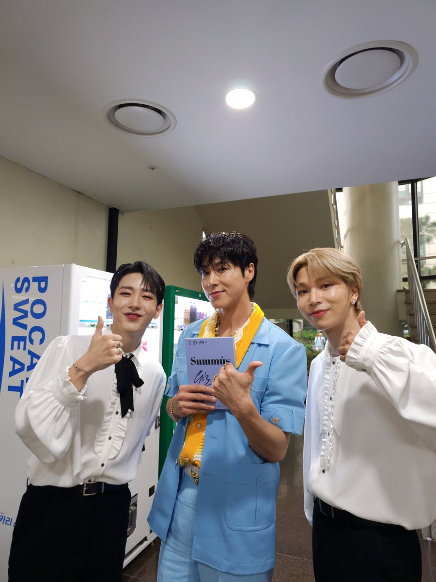 officialSEVENUS's tweet photo. [📸]
좋은 이야기도 해주시고 조언도 아낌없이 해주신 #유노윤호 #UKNOW 선배님과의 만남💝
정말 영광이었고 #VujaDe 잘 듣고 있습니다👍🥰

#동방신기 #TVXQ! #東方神起 @TVXQ
#SEVENUS #세븐어스
#희재 #HEEJAE #이레 #IREAH
#Summús https://t.co/Sy173aMIlp