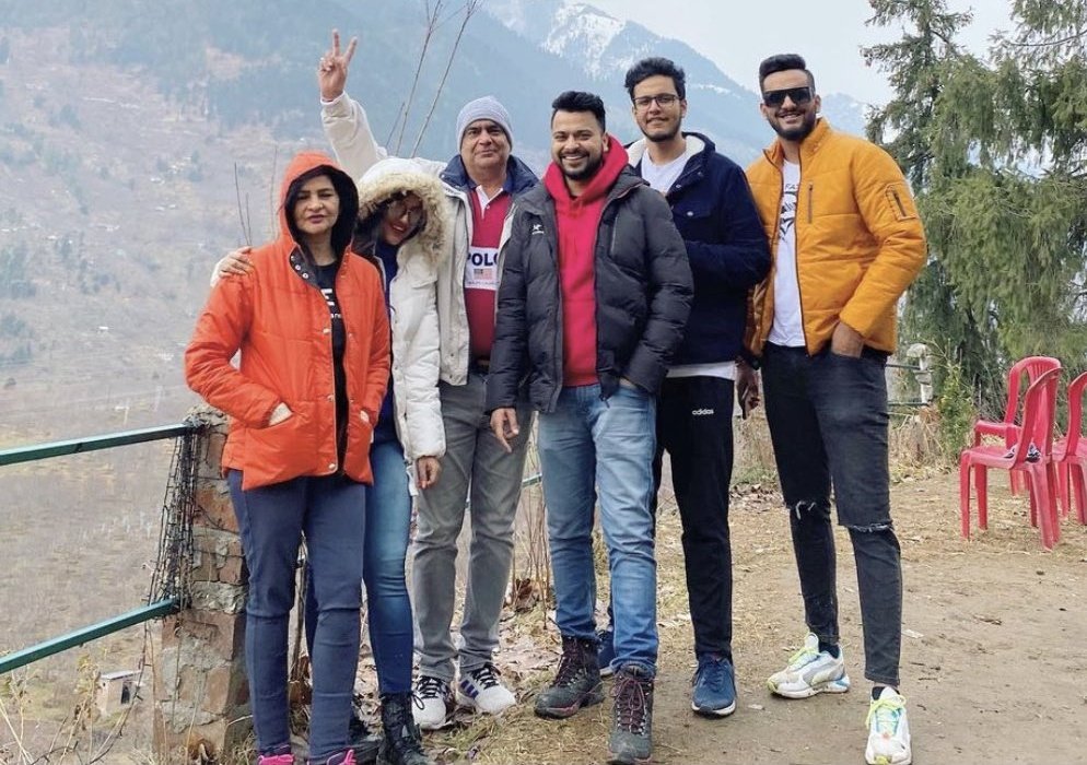 TheOnlyPeak's tweet photo. The game Abhishek played inside the house captured our hearts.The unwavering support of his family stole the show.

MASS RT &amp; LIKES!!!!!!

MALHAN FAMILY ERA https://t.co/pEyDluZRmJ