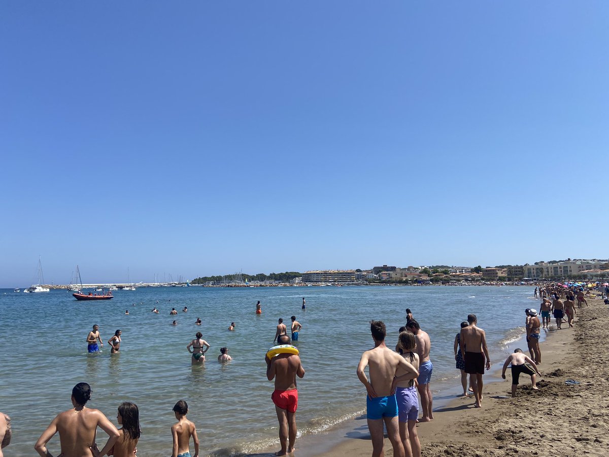 MinguezMarc's tweet photo. Estan desallotjant la platja de Riells de @EscalaMunicipal !!! @bomberscat @CreuRojaCAT @emergenciescat https://t.co/HeJbdkm63N