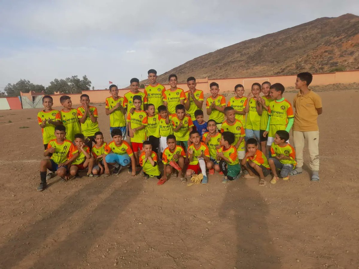 FCcanbuxeres's tweet photo. Nuestros amigos de Tinghir en marruecos bien uniformados luciendo el escudo del Canbu.
#CanbuPorElMundo #Tinghir #Marruecos #SentimientoCanbu #JuegaEnVerde #FcCanBuxeres
 🇲🇦⚽🧡💚 https://t.co/BnIKkbwCg2
