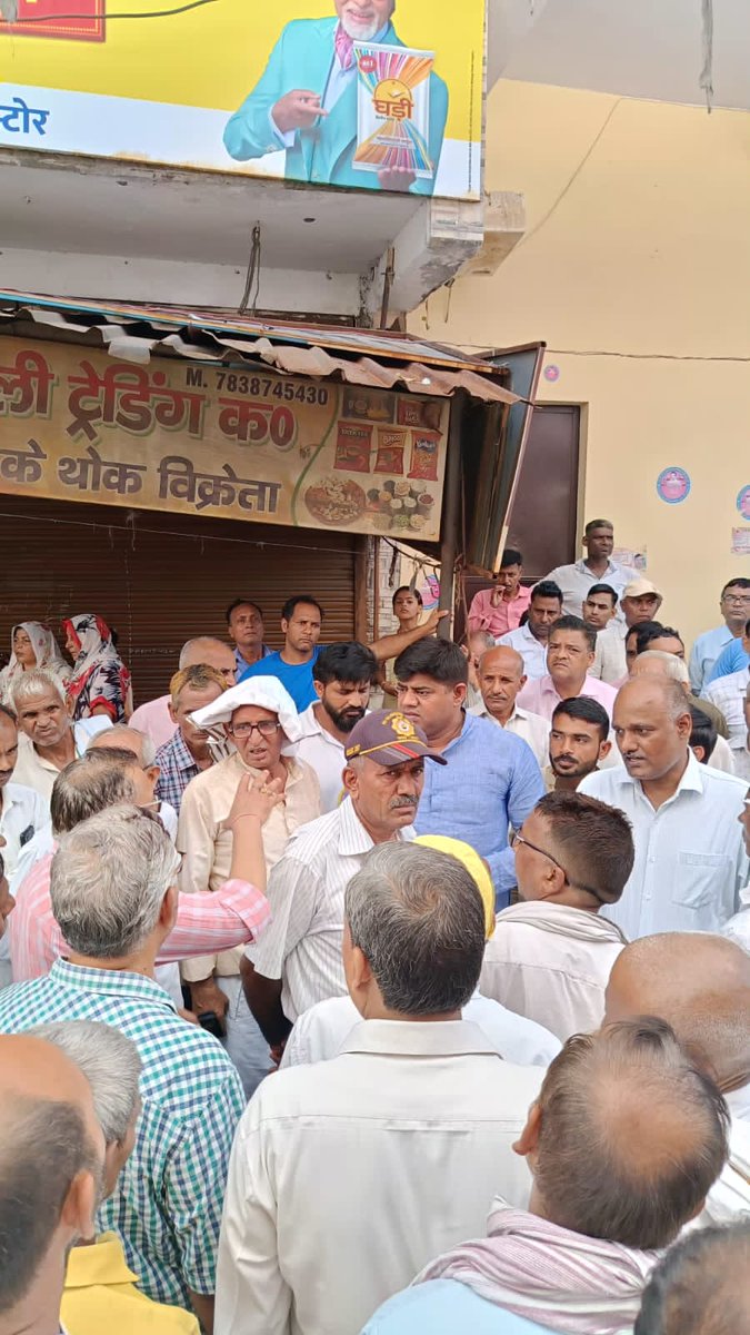Rakesh_baghel1's tweet photo. ग़ाज़ियाबाद- न्याय के लिए संघर्ष
दीक्षित पाल प्रकरण में आज परिवार के मध्य पहुँच उनका दुःख बाँटा,जवान बेटे को कंधा देना पिता के जीवन का सबसे बड़ा कष्ट है।। DSP श्री भास्कर वर्मा ने आश्वासन दिया है कि मुख्य आरोपी पकड़ लिया गया है 7 दिन में विवेचना कर हत्या में शामिल अन्य आरोपी भी https://t.co/WtT7gK9sGE