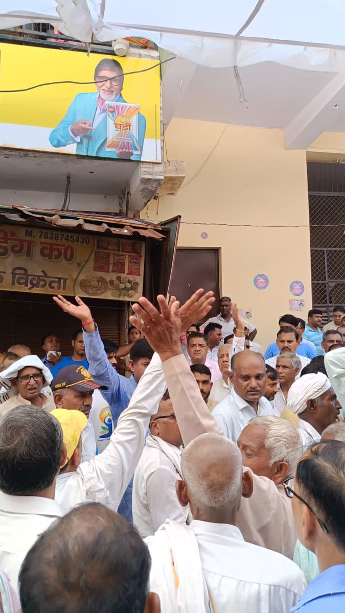 Rakesh_baghel1's tweet photo. ग़ाज़ियाबाद- न्याय के लिए संघर्ष
दीक्षित पाल प्रकरण में आज परिवार के मध्य पहुँच उनका दुःख बाँटा,जवान बेटे को कंधा देना पिता के जीवन का सबसे बड़ा कष्ट है।। DSP श्री भास्कर वर्मा ने आश्वासन दिया है कि मुख्य आरोपी पकड़ लिया गया है 7 दिन में विवेचना कर हत्या में शामिल अन्य आरोपी भी https://t.co/WtT7gK9sGE