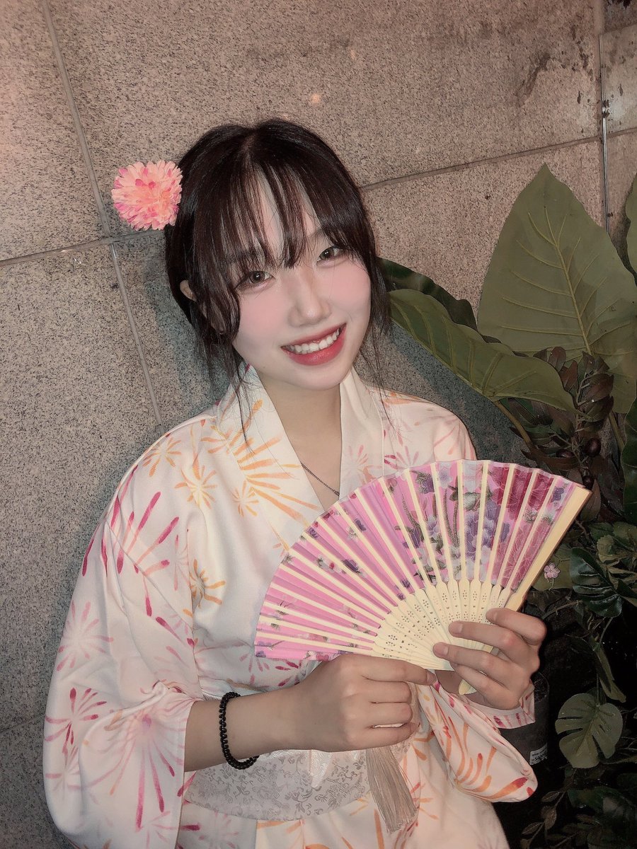 첫 유카타겐바!! 잘마쳤습니다 무대가 처음 서보는 형태라서 엄청 낯설엇는데에ㅔㅔ 그래두 잘봐주세요 후후 오늘 와주신분들 전부 고맙습니다! 날도 더운데 ㅎ 고생많앗어요 담주엔 또 새로운모습으로 하.생 만나요