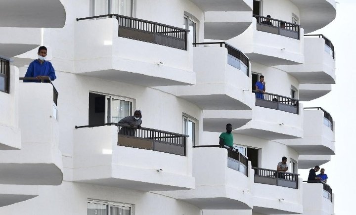 LanoUnai's tweet photo. Tengo una duda: los vecinos de Tenerife que están alojados en polideportivos por los incendios, porque no son alojados en hoteles de cinco estrellas con todo incluido? Igual que los inmigrantes que entraron en Cayuco por Canarias 🤔 https://t.co/DPw801BRi3