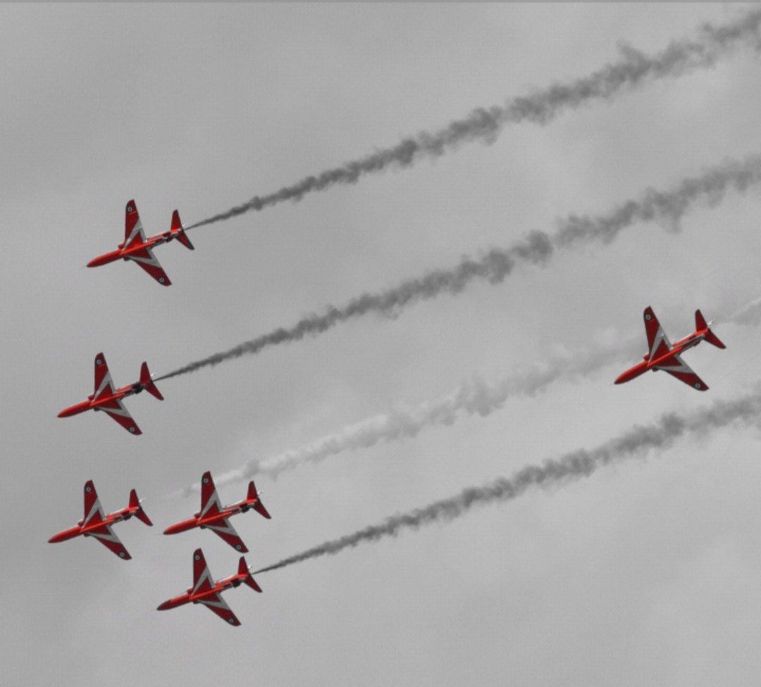 AddictJellybean's tweet image. Removed the background and smoke colour. different from what I have been doing edit wise but makes the jets stand out from the background @RafRed1 @raf_red5 @RAF_Red6 @rafred7 @RAFRed_8 @RAFRedArrows_OC @RAFRed10 @PhilipJDye #red2 #red3 #red4 #aviationlovers #RIAT23  #smokeOnGo