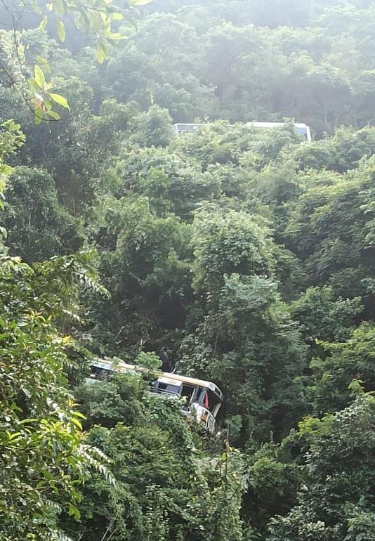 BhaskarBasava's tweet image. #RTC bus falls from 100 feet valley on tourist spot #Paderu Ghat road. 45 passengers on board, many injured. At least 2 dead. More details awaited. 

@NewsMeter_In