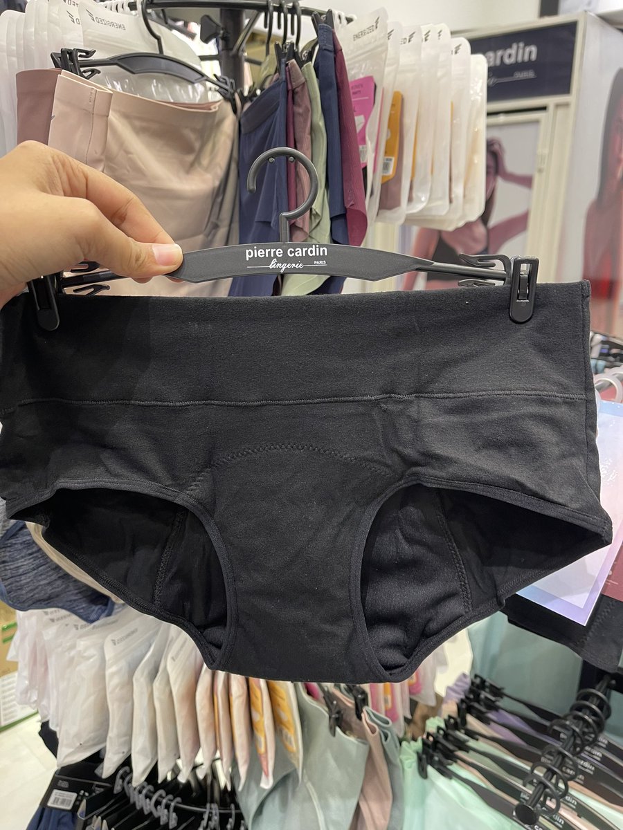 Chapienat's tweet photo. Close-up sikit, material cotton &amp; dekat bahagian padded tu sangat ringin nipis. Kalau pakai pun mungkin tk rasa macam pakai pad. 

Tapi i masih meragui bila dia claim boleh tampung heavy flow period to 36ml, kena beli lah baru tahu 😂

Please siapa dah pakai, tolong comment! https://t.co/RczBNanel2