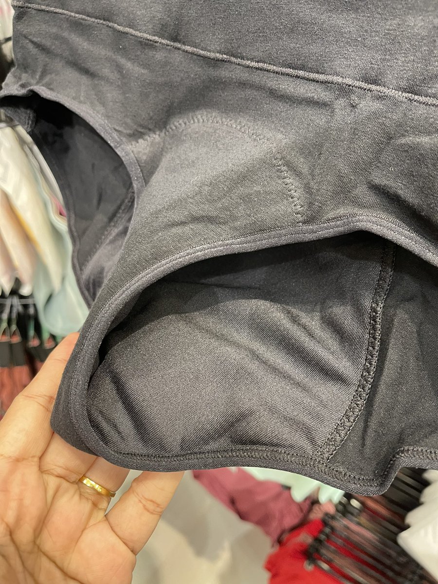 Chapienat's tweet photo. Close-up sikit, material cotton &amp; dekat bahagian padded tu sangat ringin nipis. Kalau pakai pun mungkin tk rasa macam pakai pad. 

Tapi i masih meragui bila dia claim boleh tampung heavy flow period to 36ml, kena beli lah baru tahu 😂

Please siapa dah pakai, tolong comment! https://t.co/RczBNanel2
