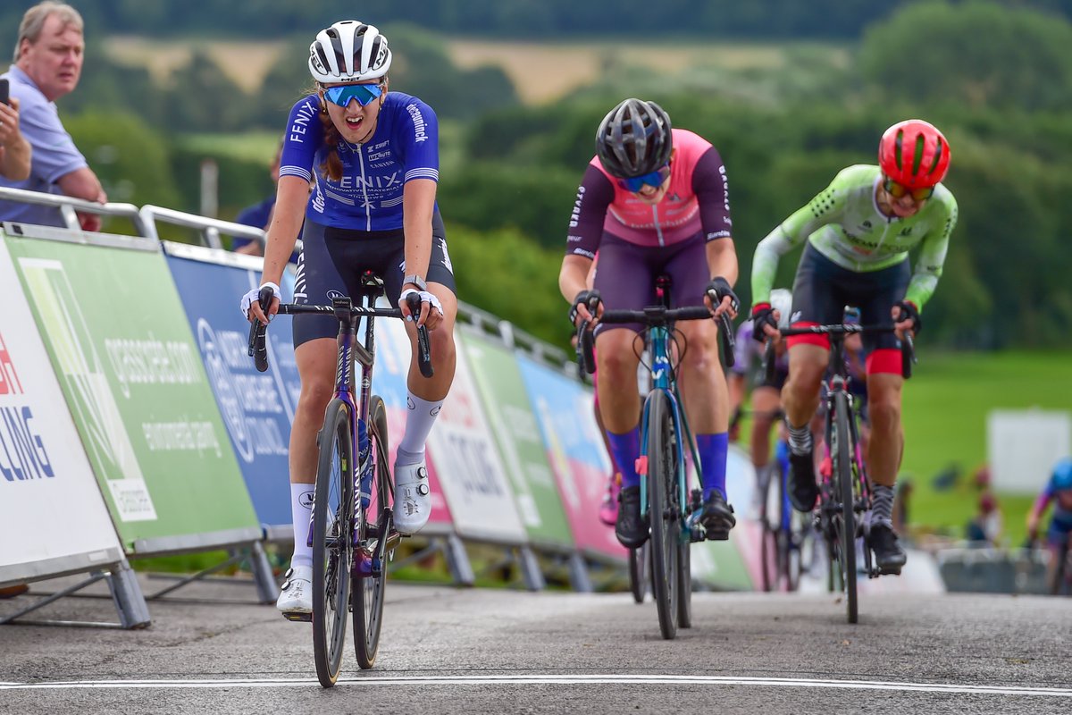 Millie Couzens (Fenix-Deceuninck) won the women’s Ryedale Grasscrete Grand Prix, outsprinting a group of ten riders on the uphill finish to take victory. Early report. 📸@swpixtweets thebritishcontinental.co.uk/2023/08/20/202…