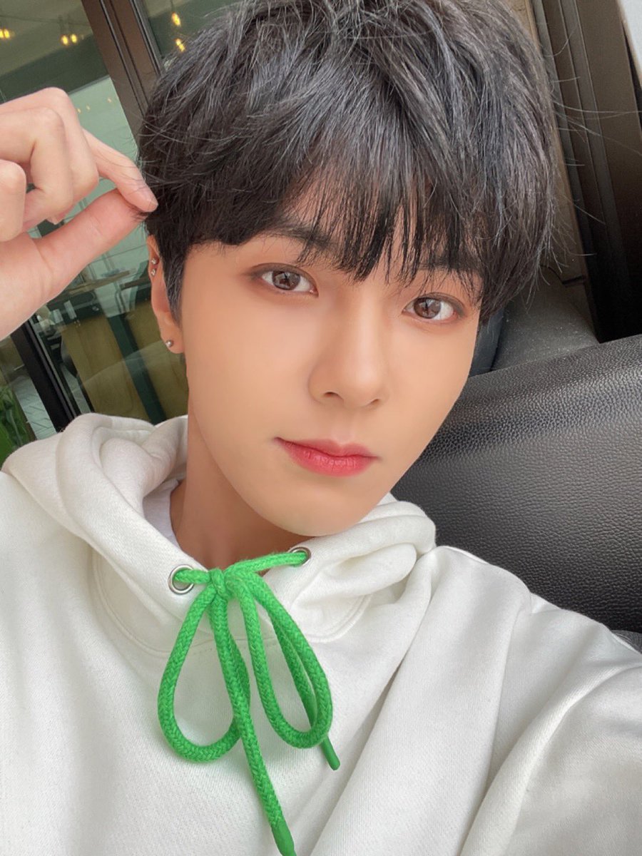 posting this sungjun pic until he posts a selca - day 4
