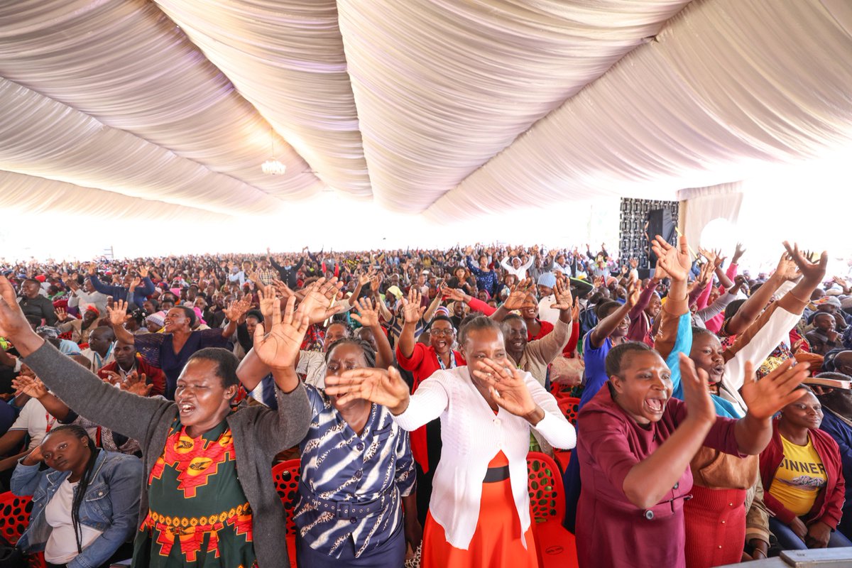 WilliamsRuto's tweet photo. @SimbaArati  (Kisii Governor), Ezekiel Machogu (Education Cabinet Secretary), MPs led by @KIMANIICHUNGWAH (Majority Leader) and @OsoroSylvanus (Majority Whip) and MCA's were present. https://t.co/UXicQ70nlZ