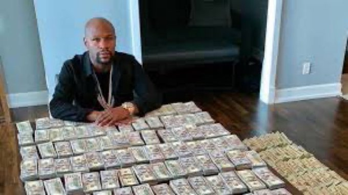 njnj01231's tweet photo. The refs after they get the money from Spain #FIFAWWC📷 #Lionesses #WomensWorldCupFinal https://t.co/ch3oRqmbwQ