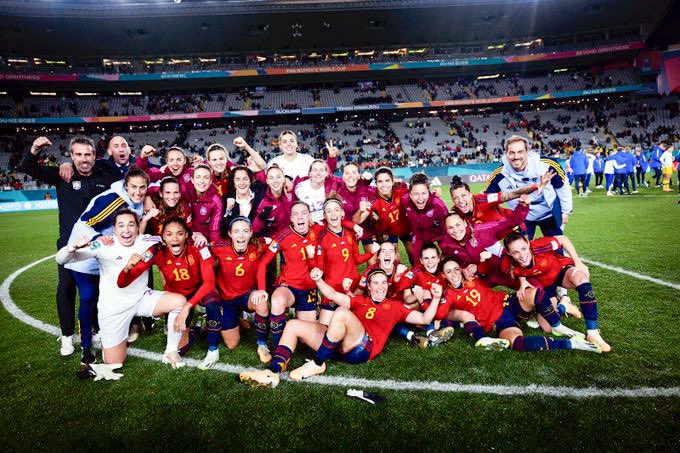 EjercitoTierra's tweet photo. ¡Campeonas del mundo! Impresionante nuestras jugadoras de la Selección Española Femenina de Fútbol @SEFutbolFem, en un gran partido ⚽ consiguen “la estrella”. ENHORABUENA CAMPEONAS ‼️ Habéis sabido #JugarLucharYGanar .
#FIFAWWC @rfef #SomostuEjército 🇪🇸 #EjércitoconelDeporte https://t.co/4s9THgCgwD