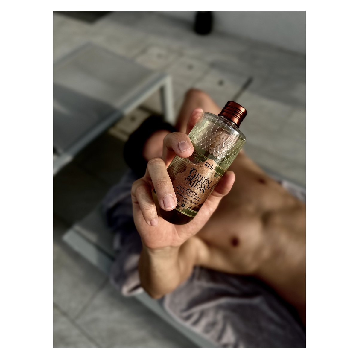 nov152's tweet photo. Erb Green Mean Body Oil จากน้ำมันธรรมชาติ ช่วยให้ผิวฉ่ำวาว ประโลมผิวที่ถูกทำรายจากแสงยูวี และด้วยกลิ่นหอมของไทม์และโรสแมรี่ให้ความสดชื่นติดตัวยาวนาน #ErbThailand #Erbdryoil #ErbGreenMeanDryOil https://t.co/JVrUzU2zFb