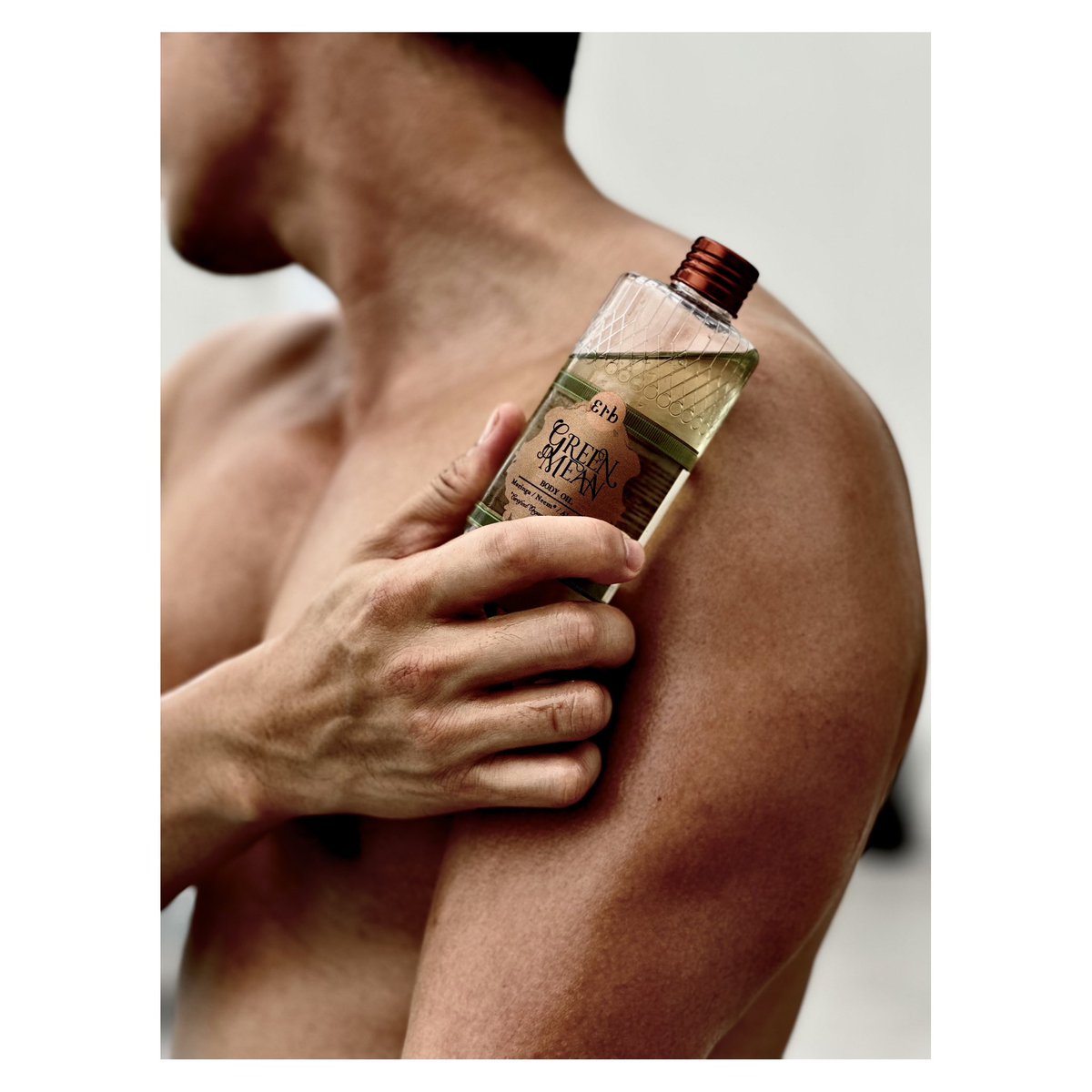nov152's tweet photo. Erb Green Mean Body Oil จากน้ำมันธรรมชาติ ช่วยให้ผิวฉ่ำวาว ประโลมผิวที่ถูกทำรายจากแสงยูวี และด้วยกลิ่นหอมของไทม์และโรสแมรี่ให้ความสดชื่นติดตัวยาวนาน #ErbThailand #Erbdryoil #ErbGreenMeanDryOil https://t.co/JVrUzU2zFb