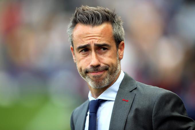 Hablemos de don Jorge Vilda:

-Tiene a todas las feministas de este país en contra por desconvocar a las "buenas" jugadoras.
-Convoca a las jugadoras que le sale de los huevos.
-Contesta a las llamadas diciendo "digamelón"
-Es heterosexual.
-Va a ganar el jodido mundial de tías.