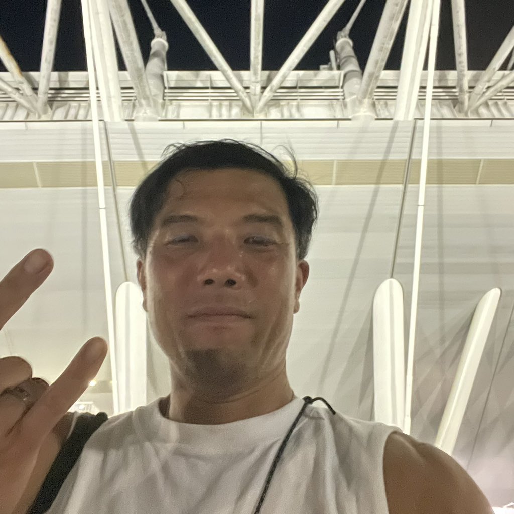 take4808's tweet photo. 終わりました！
スタジアム、ホントにサイコーです。
今日も何度も涙が溢れてきました。
朝から長い1日でしたが、家に帰るまでがPleasureです。
余韻噛み締めて帰りたいと思います。
せーのー、おつかれー！
#SHOW18
#Bz 
#Bz35th 
#Pleasure2023 
#STARS 
#Bʼz
#BʼzParty
#味の素スタジアム
#TOKYO https://t.co/hoQJMTKY3y