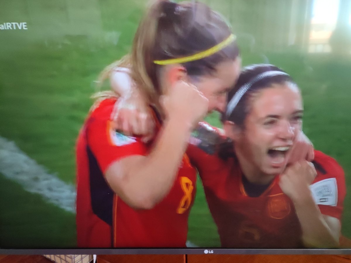 diostuitero's tweet photo. El mundo es suyo. 
CAMPEONAS. https://t.co/4AboPFiA3s