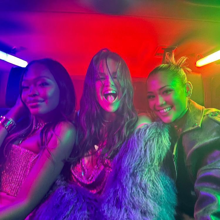 PopNewsFR's tweet photo. #INFO : Sortie musicale de ce vendredi 25 août :

-Miley Cyrus : Used To Be Young
-Selena Gomez : Single Soon
-Ariana Grand : My Everything 10th

#RUMEUR :
-Drake
-Olivia Rodrigo

Vous avez hâte à quelle sortie musicale ? https://t.co/06yjYRbTRS