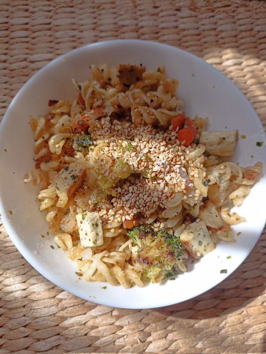 KVal3003's tweet photo. Légumes poêlés (l'essentiel est dessous 😁 vu que c'est une assiette creuse)
Tofu basilic et pâtes pour compléter 😋 et graines de sésame doré en déco 😂
#vegan #vegetalien https://t.co/ISTQU47V9g