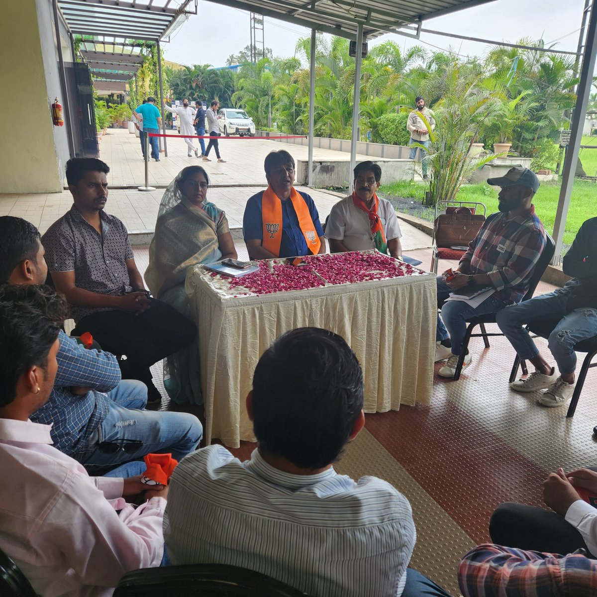 MLASandipDesai's tweet photo. विधायक प्रवास कार्यक्रम के अंतर्गत आज मध्यप्रदेश के इंदौर विधानसभा क्षेत्र क्रमांक 5 के सोशल मीडिया टीम से उनके द्वारा किए जा रहे कार्यों एवं नवाचारों के संबंध में चर्चा की इस अवसर पर श्रीमती सविता अखंड जी विधानसभा के सोशल मीडिया प्रभारी श्री राहुल सोनी एवं उनकी टीम उपस्थित रही। https://t.co/LfcOOctmU8