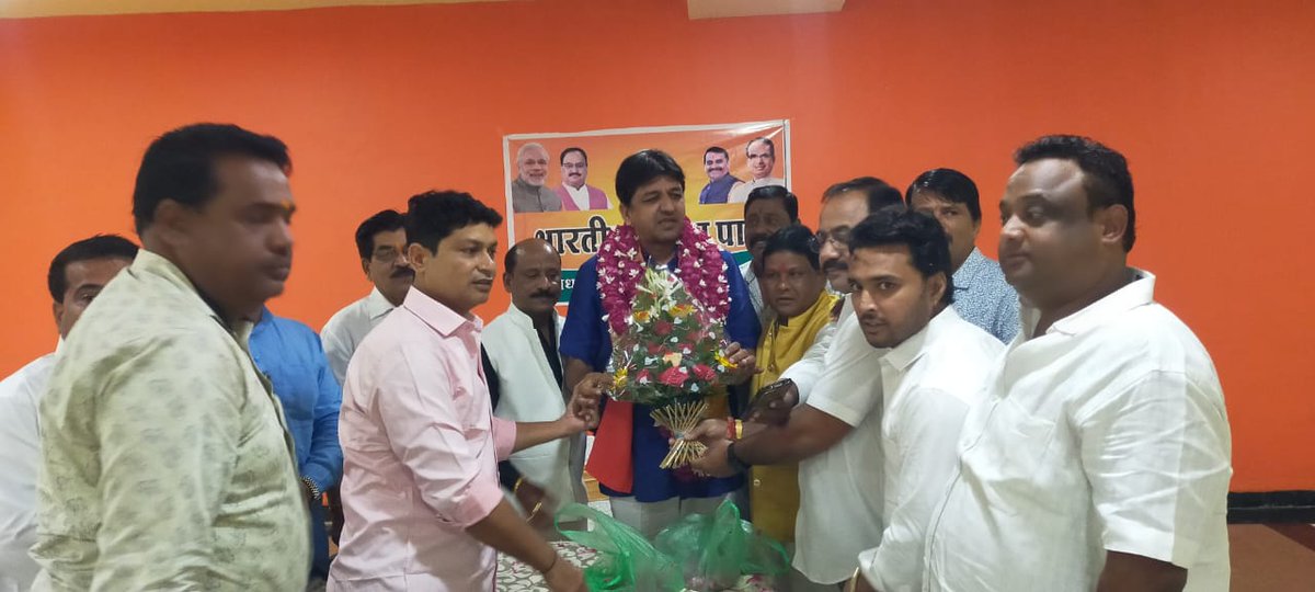 MLASandipDesai's tweet photo. આજરોજ મધ્યપ્રદેશ ખાતે આયોજિત ભારતીય જનતા પાર્ટીના "ધારાસભ્ય પ્રવાસ કાર્યશાળા" દરમિયાન ઇન્દોર વિધાનસભાના ક્ષેત્ર નં.5 માં કાર્યક્રતાઓ સાથે મુલાકાત કરી સંગઠનાત્મક અને ચૂંટણીલક્ષી ચર્ચાઓ કરી. https://t.co/qf0JmCSgQb