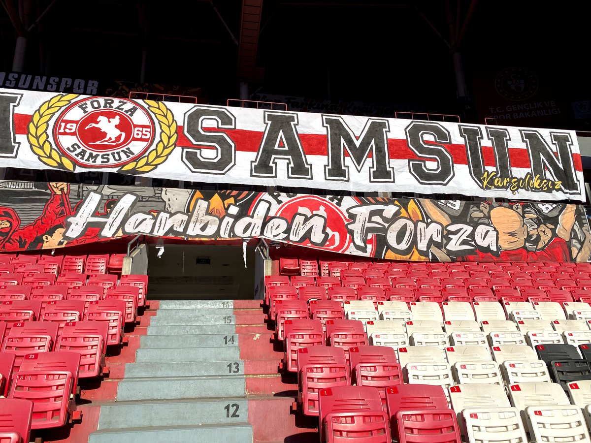 forzasamsuncom's tweet photo. Pankartlarımızda taraftar figürleri bulunduğu için spor şube ekipleri tarafından kaldırıldı. Yasada yüzü kapalı,el kol sallayan,kim olduğu belli olmayan taraftar figürü olmayacakmış. Hiçbir yerde uygulanmayan kurallar yine Samsun'da uygulanıyor. Yönetim uyuma taraftara sahip çık! https://t.co/pQZ4pQCeeq