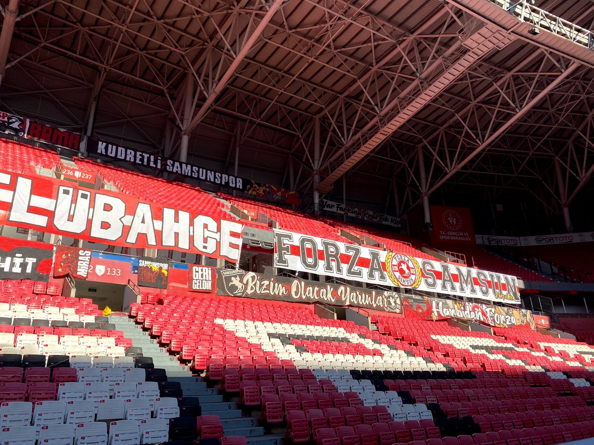 forzasamsuncom's tweet photo. Pankartlarımızda taraftar figürleri bulunduğu için spor şube ekipleri tarafından kaldırıldı. Yasada yüzü kapalı,el kol sallayan,kim olduğu belli olmayan taraftar figürü olmayacakmış. Hiçbir yerde uygulanmayan kurallar yine Samsun'da uygulanıyor. Yönetim uyuma taraftara sahip çık! https://t.co/pQZ4pQCeeq