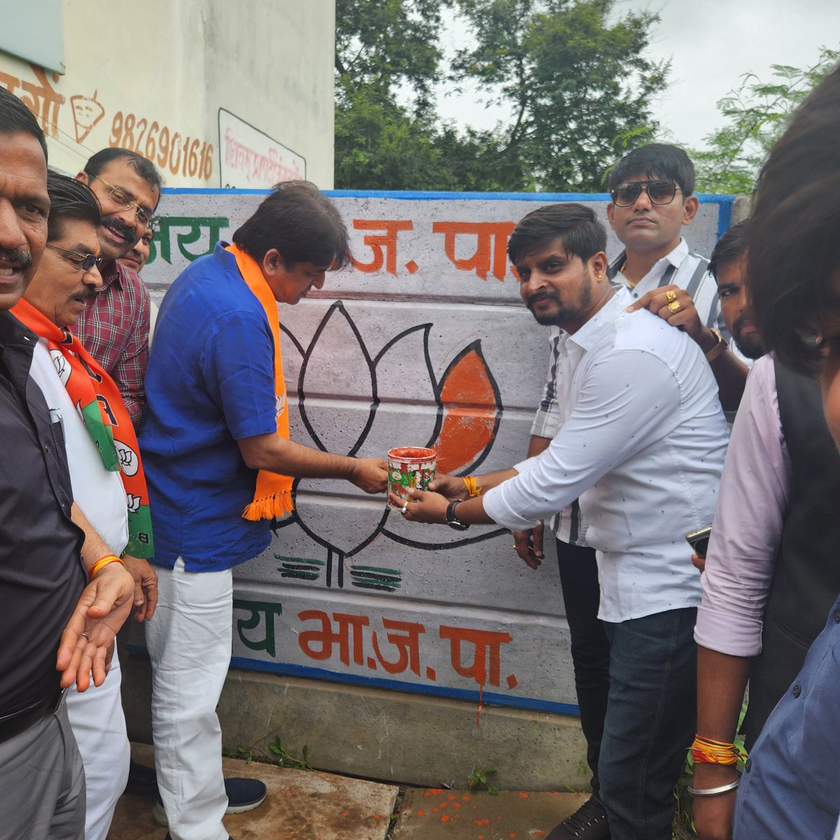 MLASandipDesai's tweet photo. विधायक प्रवास कार्यक्रम के अंतर्गत आज मध्यप्रदेश के इंदौर विधानसभा क्षेत्र क्रमांक 5 में दीवार लेखन का कार्य किया गया इस अवसर पर विधानसभा 5 के सभी युवा मोर्चा के कार्यकर्ता उपस्थित रहे। https://t.co/oICWysfeP4