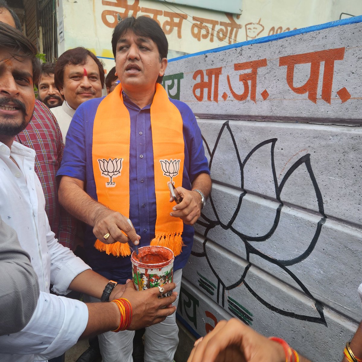 MLASandipDesai's tweet photo. विधायक प्रवास कार्यक्रम के अंतर्गत आज मध्यप्रदेश के इंदौर विधानसभा क्षेत्र क्रमांक 5 में दीवार लेखन का कार्य किया गया इस अवसर पर विधानसभा 5 के सभी युवा मोर्चा के कार्यकर्ता उपस्थित रहे। https://t.co/oICWysfeP4