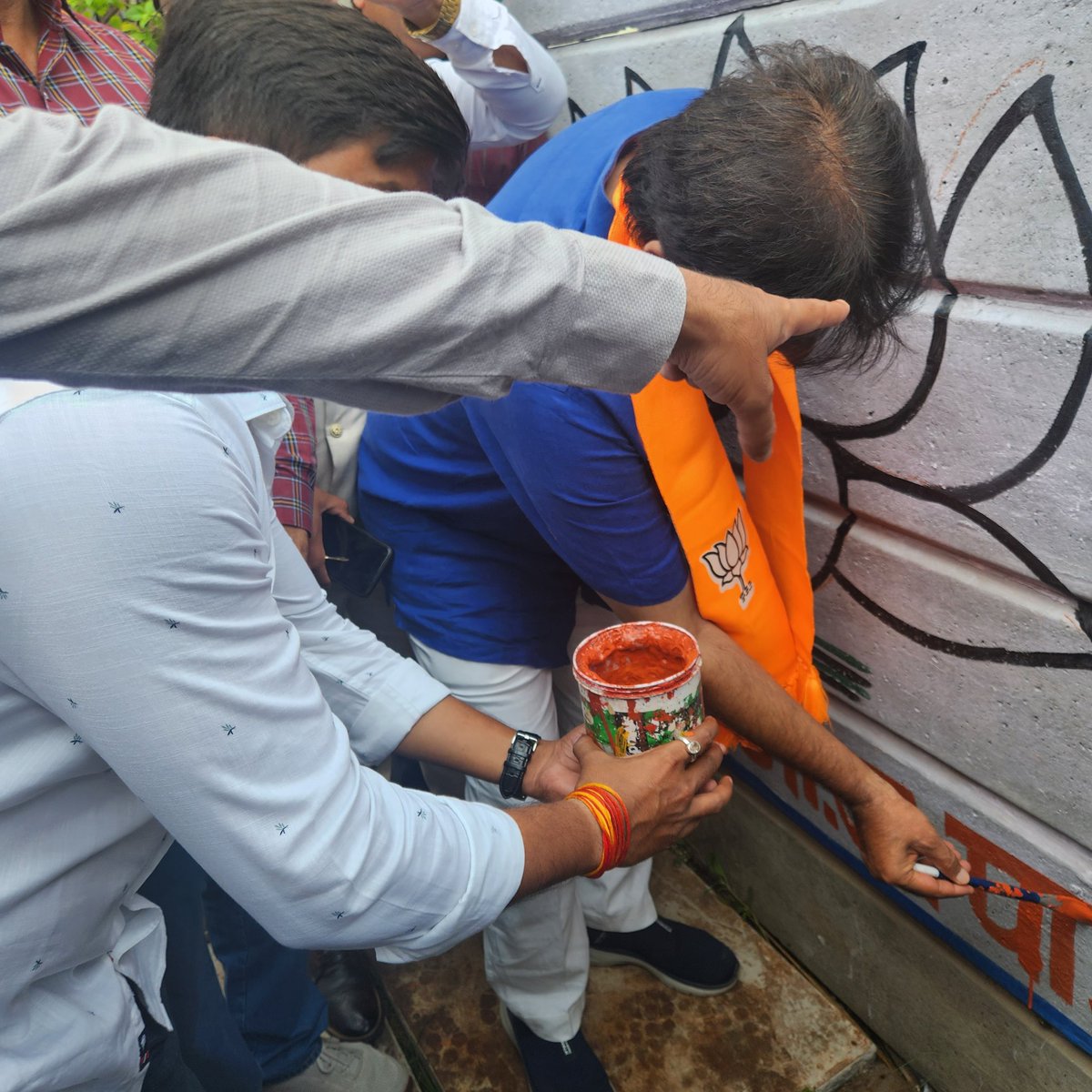 MLASandipDesai's tweet photo. विधायक प्रवास कार्यक्रम के अंतर्गत आज मध्यप्रदेश के इंदौर विधानसभा क्षेत्र क्रमांक 5 में दीवार लेखन का कार्य किया गया इस अवसर पर विधानसभा 5 के सभी युवा मोर्चा के कार्यकर्ता उपस्थित रहे। https://t.co/oICWysfeP4