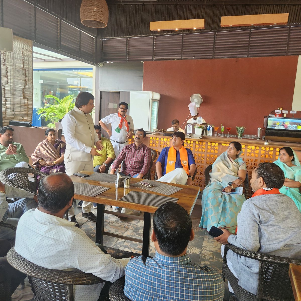 MLASandipDesai's tweet photo. विधायक प्रवास कार्यक्रम के अंतर्गत आज मध्यप्रदेश के इंदौर विधानसभा क्षेत्र क्रमांक 5 में विधानसभा की टोली के साथ सामान्य मेल मिलाप के साथ भोजन किया इस अवसर पर विधानसभा 5 की समस्त पदाधिकारी एवं कार्यकर्ताओ की टोली उपस्थित रही। https://t.co/ESVLD9udyr