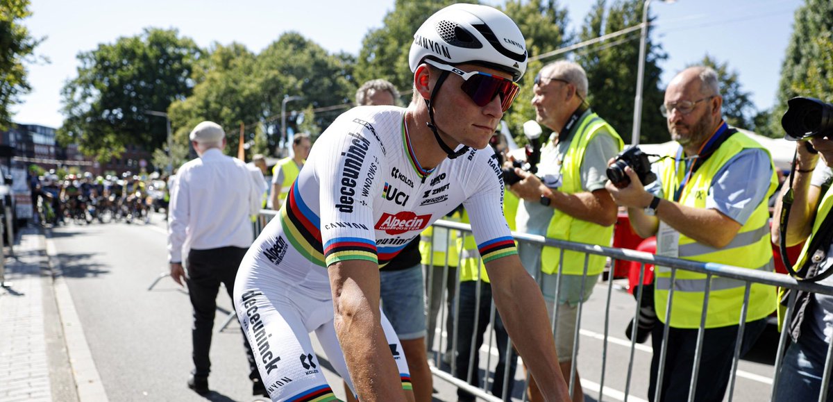 WielerFlits's tweet image. Mathieu van der Poel showt regenboogtrui (met witte broek) in Etten-Leur 

wielerflits.nl/nieuws/mathieu…

#wielrennen #koers