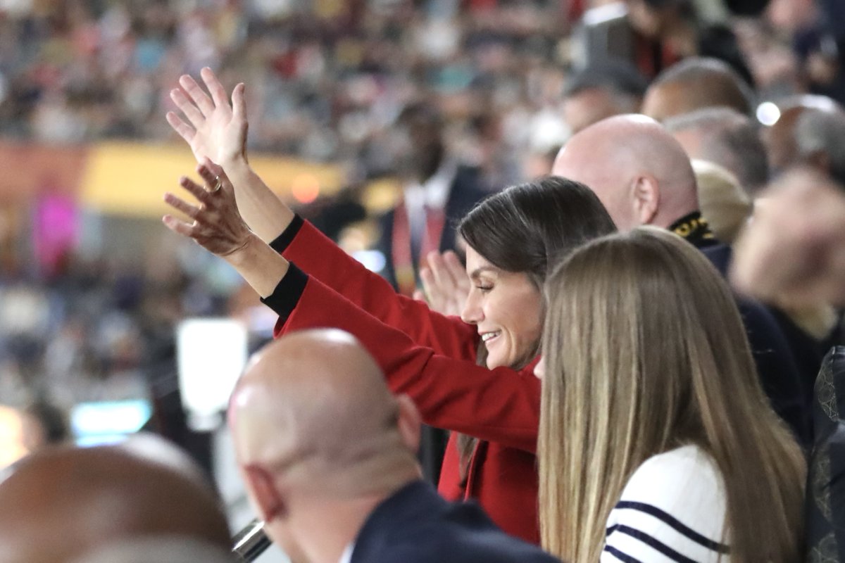 CasaReal's tweet photo. La Reina, acompañada por la Infanta Sofía, durante el partido de la final de la #FIFAWWC.

➡️https://t.co/Pk3fCHLpdn https://t.co/1mk8ZnBixV