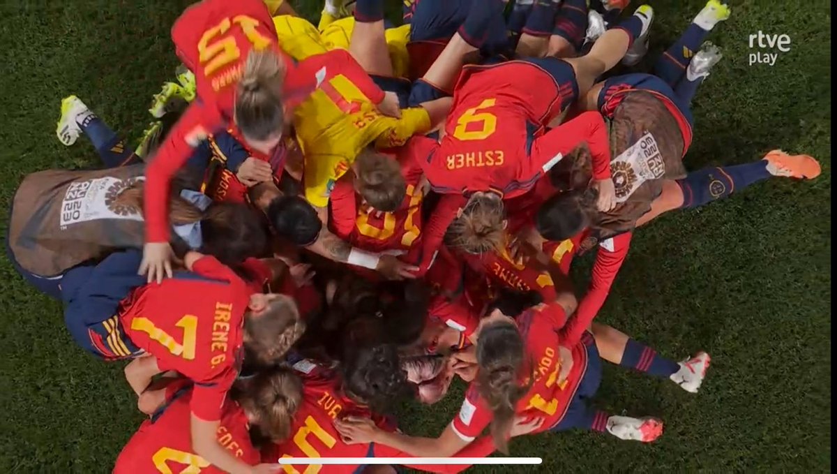 PColombineRM's tweet photo. Bravas las campeonas del mundo de fútbol femenino.
#OrgulloSeleccionFemenina
Un importante hito para la igualdad en el deporte y el periodismo deportivo.
#Bravas🇪🇦⚽🏆💜 https://t.co/ipoGGu470E
