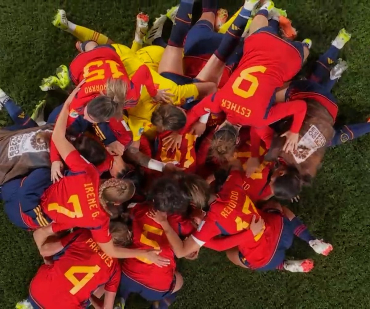 FeminismosMad's tweet photo. ¡CAMPEONAS DEL MUNDO! 💕

💜Sois las mejores! Gracias por ser referentes 💜 Por las que están y las que no 💪🏽

#MundialFemenino #Legendarias https://t.co/ssctj6tBpT
