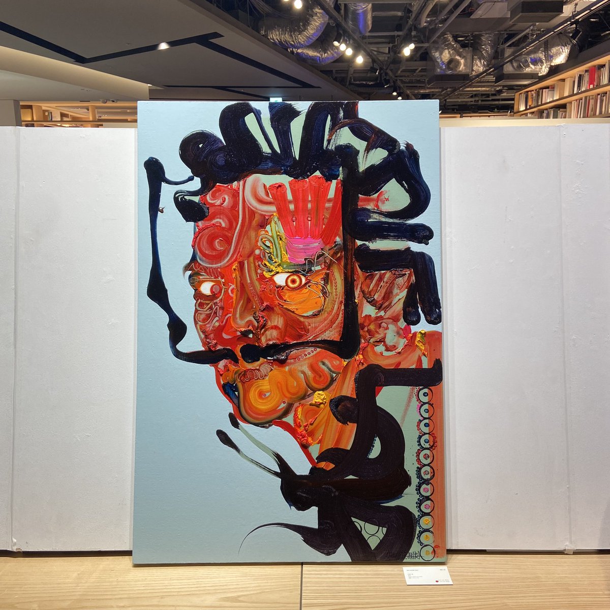 gen_arts22's tweet photo. 木原千春さんの銀座蔦屋での個展観に行って参りました。アツすぎる作品たちのエネルギーで暑さも吹き飛ぶ。
是非皆さんもご覧ください。エネルギーに痺れますよ！
ショーウィンドーのニャンズ達も最高にキュート🐈
#vitalism https://t.co/rmAIHSH3aW