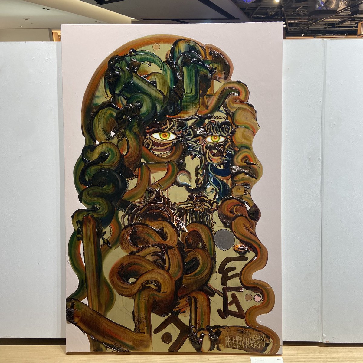 gen_arts22's tweet photo. 木原千春さんの銀座蔦屋での個展観に行って参りました。アツすぎる作品たちのエネルギーで暑さも吹き飛ぶ。
是非皆さんもご覧ください。エネルギーに痺れますよ！
ショーウィンドーのニャンズ達も最高にキュート🐈
#vitalism https://t.co/rmAIHSH3aW