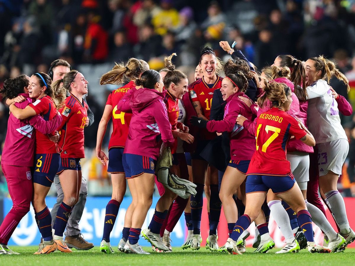 7nsua's tweet photo. Mi niña interior, esa que escuchó "jugar al futbol es de niños", "no, no puedes jugar eres una niña", "es que juegas futbol, vaya marimacho" hoy está llena de orgullo por lo que las chicas acaban de conseguir.

Sois la inspiracion de las generaciones que vienen. 

Gracias. https://t.co/rKe84QGVGI