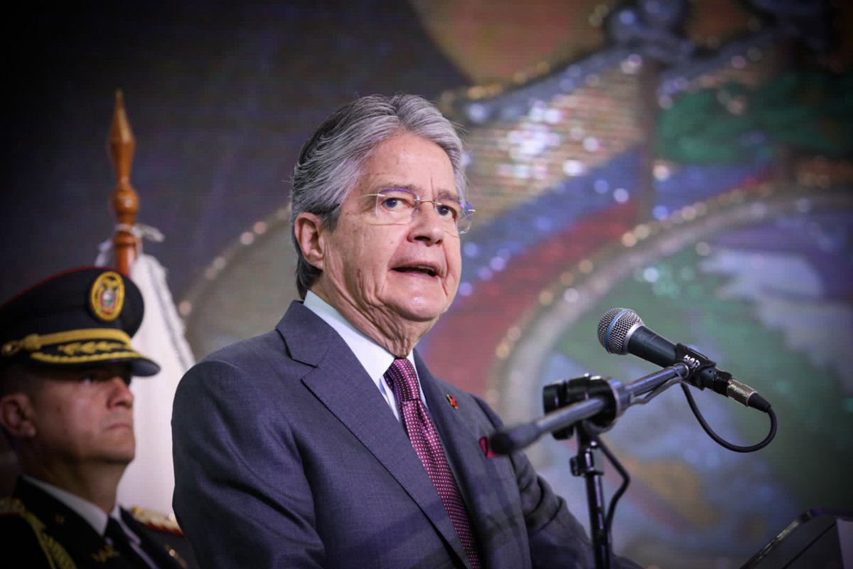 LassoGuillermo's tweet photo. El Ecuador llega a esta jornada electoral en un contexto complejo y, a la vez, esperanzador, porque la decisión de su futuro la tomarán los ciudadanos.
Este proceso inédito es la consecuencia de una decisión democrática que tomé el 17 de mayo, al disolver la Asamblea Nacional para poner fin a una irracional obstrucción de algunos sectores políticos.
Así como el poder para gobernar me lo dio el pueblo, yo decidí devolverle el poder, para que con su voto viabilice los nuevos cambios que hoy día necesita el Ecuador.
El voto es una herramienta fundamental para detener el avance de proyectos autoritarios que ponen en riesgo la estabilidad del país, y para afianzar el desarrollo y la prosperidad de las familias ecuatorianas.
Hoy, 13 millones y medio de ciudadanos tienen esa inmensa responsabilidad. Les pido sufragar con la mayor reflexión y civismo, con la mirada puesta en lo mejor para sus familias y la nación entera.