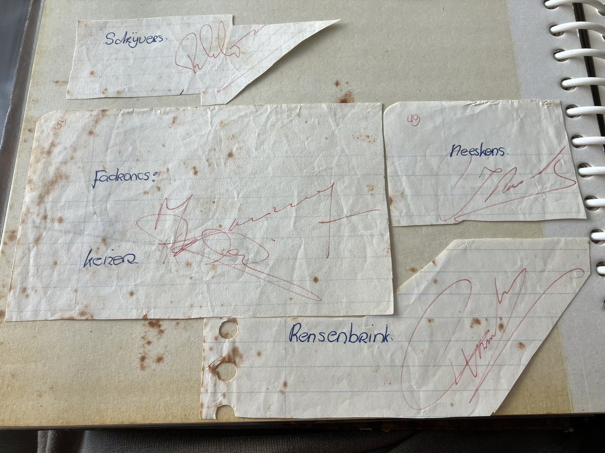 onlyone_nl's tweet photo. gevonden in m’n oude fotoboek, handtekeningen gescoord tijdens visuitje Nederlands elftal in 1974 achter de boerderij van Veer in Oostwoud Nh, helaas geen handtekening van JC ! https://t.co/j2uXYEGd2z