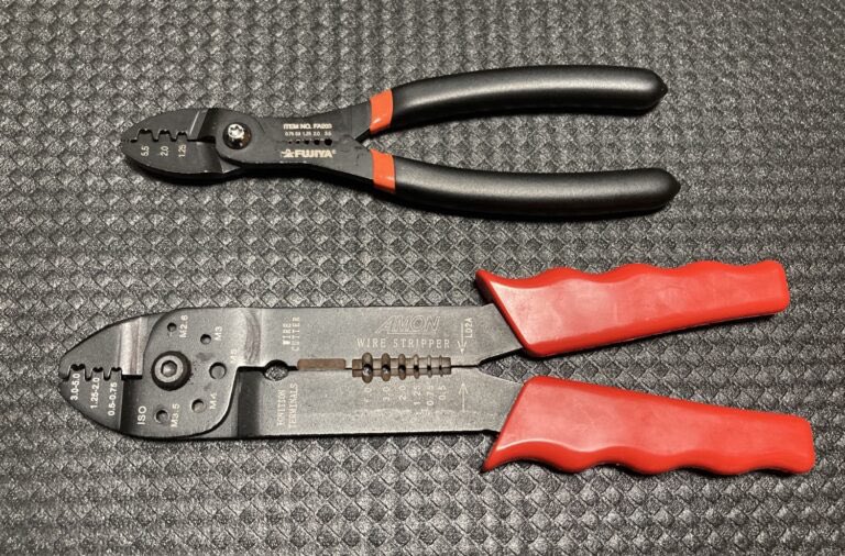 umigametool's tweet image. 何回も言うけど、電工ペンチはフジ矢の「電工ペンチミニ」が最高。
めちゃくちゃ小さくて持ちやすいし！先端も細いからダッシュ内なんかの狭いスペースでも使いやすい。
カシメも被覆剥きもキレイにできる。
「電工ペンチ持ってるしな…」って人にもぜひ買い替えて欲しい一品

amzn.to/45TM5B9