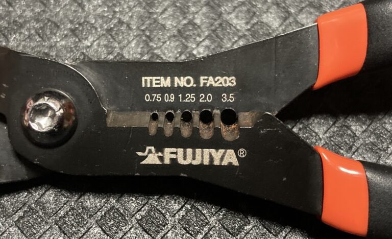 umigametool's tweet image. 何回も言うけど、電工ペンチはフジ矢の「電工ペンチミニ」が最高。
めちゃくちゃ小さくて持ちやすいし！先端も細いからダッシュ内なんかの狭いスペースでも使いやすい。
カシメも被覆剥きもキレイにできる。
「電工ペンチ持ってるしな…」って人にもぜひ買い替えて欲しい一品

amzn.to/45TM5B9