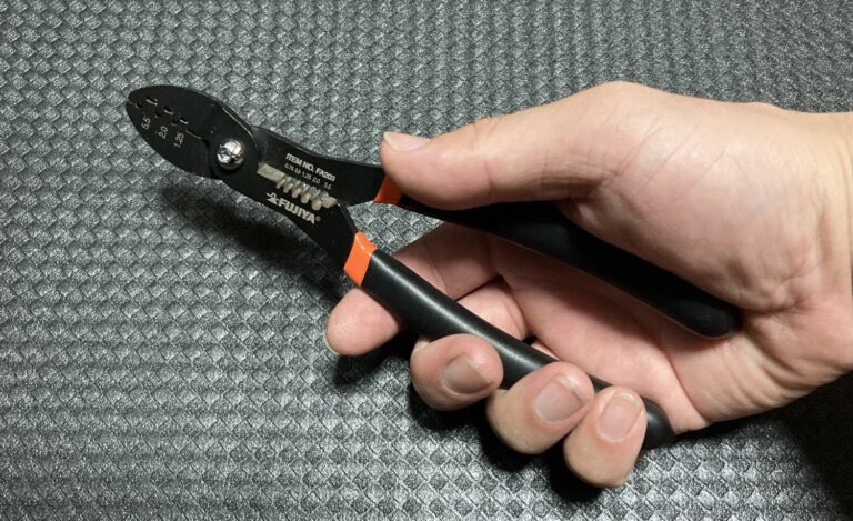 umigametool's tweet image. 何回も言うけど、電工ペンチはフジ矢の「電工ペンチミニ」が最高。
めちゃくちゃ小さくて持ちやすいし！先端も細いからダッシュ内なんかの狭いスペースでも使いやすい。
カシメも被覆剥きもキレイにできる。
「電工ペンチ持ってるしな…」って人にもぜひ買い替えて欲しい一品

amzn.to/45TM5B9