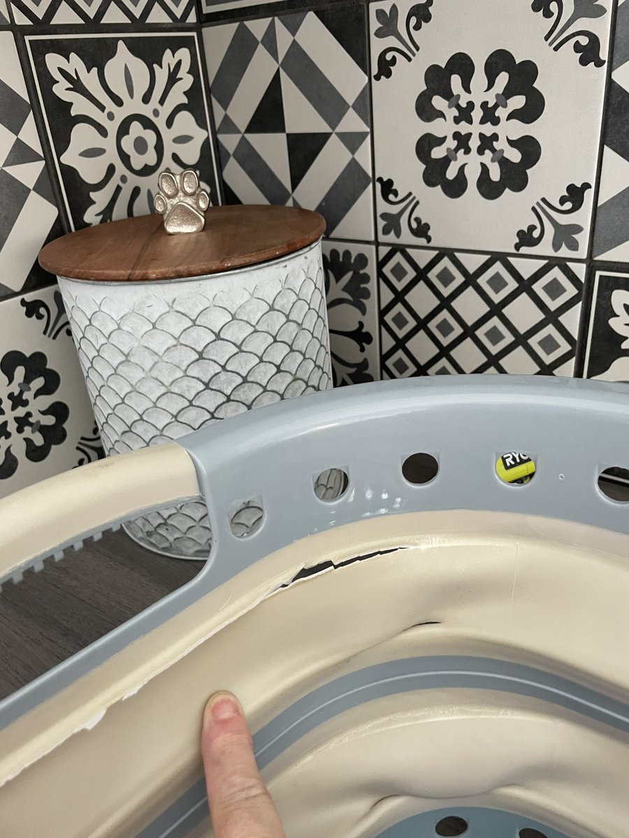 Lesleyda68's tweet photo. Avoid @RussellHobbsUK laundry basket and rubbish bot that deals with customer service https://t.co/U98ce8MsoG