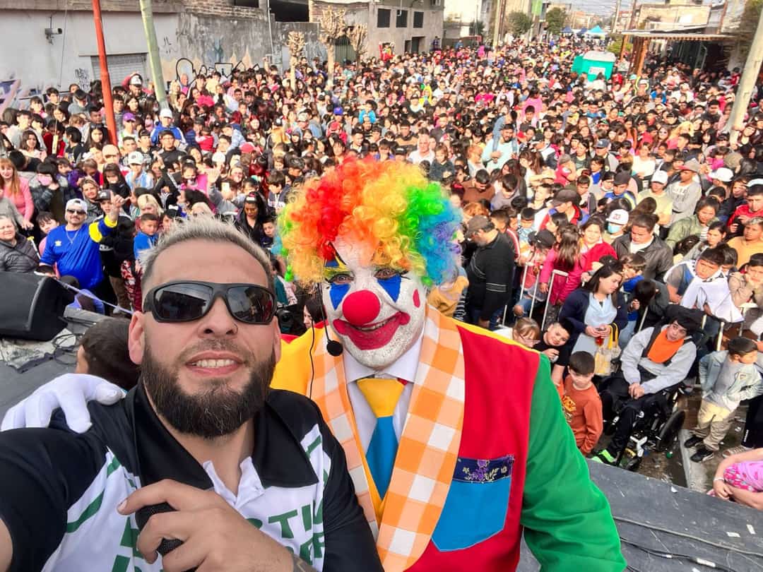 estallanversos's tweet photo. #Estefinde Vengan a festejar con el Retutu y El Payaso Solidario Tuerquita  a Chassaing y Rondey de Laferrere Partido de La Matanza https://t.co/WbT6T8ia5g